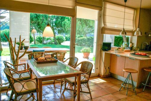 Mas Pinell Villa Sleeps 9 With Pool And Wifi