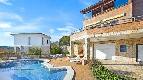 Villa In Lloret de Mar Sleeps 10 With Pool And Wifi