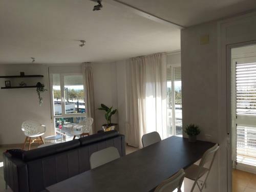 Luxury Apartment Accommodation, Next To Beach & Train Station Calella