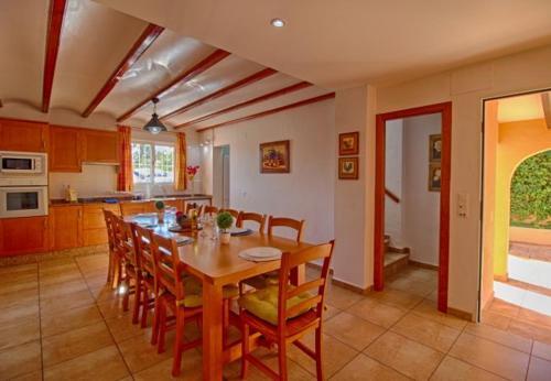 Calpe Villa Sleeps 11 With Pool Air Con And Wifi