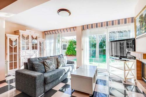 Calpe Villa Sleeps 8 With Pool Air Con And Wifi