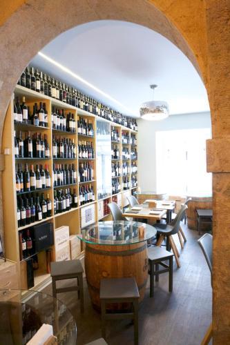 Grapes & Bites - Hostel And Wines