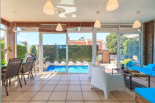 Villa Wine Experience Cambrils - Wine, Art & Games