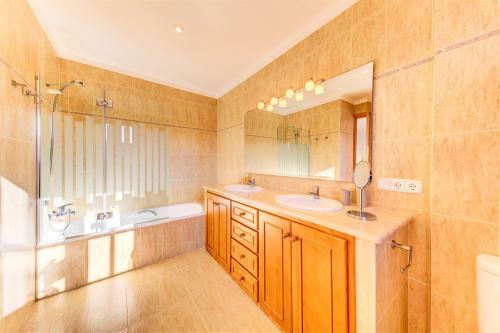Ullaro Villa Sleeps 8 With Pool And Air Con