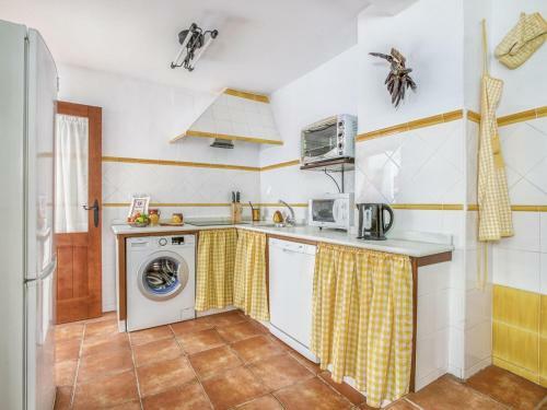 Comfy Holiday Home In Carcabuey With Patio