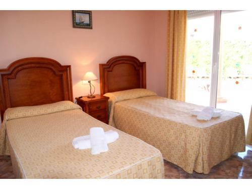 Alicante Villa Sleeps 8 With Pool And Air Con