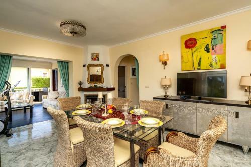 Real Villa Sleeps 6 With Pool Air Con And Wifi