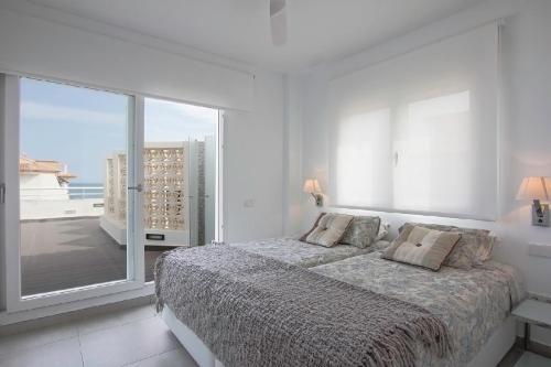 Luxury 3-bed Apartment On The First Beach Line