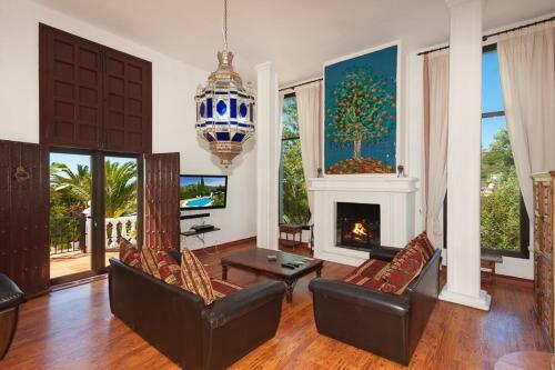 Fuengirola Villa Sleeps 10 Pool Air Con Wifi