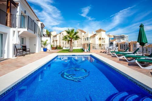 Fuengirola Apartment Sleeps 6 With Pool And Air Con