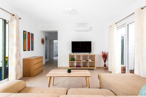 Fuengirola Apartment Sleeps 6 With Pool And Air Con