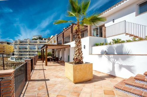 Fuengirola Apartment Sleeps 5 With Pool And Air Con