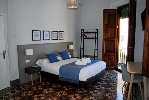 Hostal La Perla Granada Suites