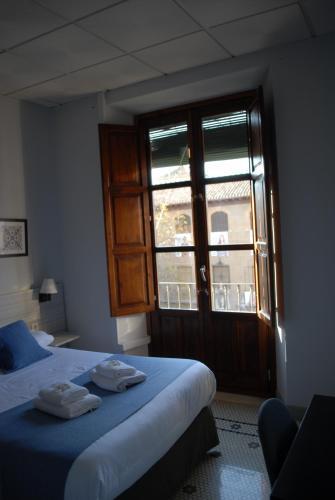 Hostal La Perla Granada Suites