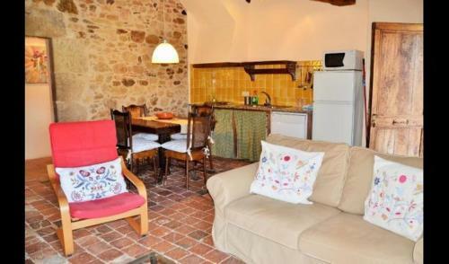 La Bisbal Villa Sleeps 4 With Pool