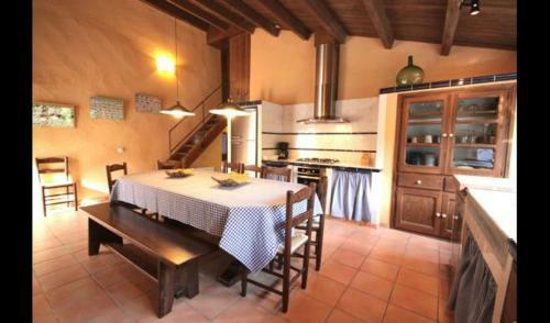 Les Planes D'hostoles Villa Sleeps 14 With Pool