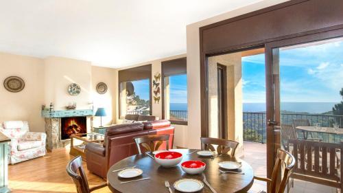 Villa In Lloret de Mar Sleeps 10 With Pool