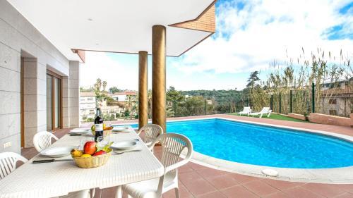 Villa In Lloret de Mar Sleeps 8 With Pool And Air Con