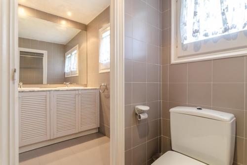 Lloret de Mar Villa Sleeps 6 With Pool And Free Wifi