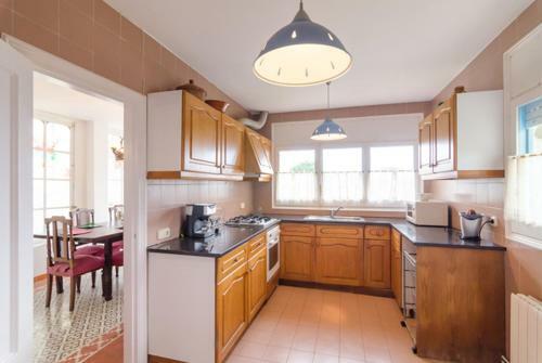 Lloret de Mar Villa Sleeps 6 With Pool And Free Wifi