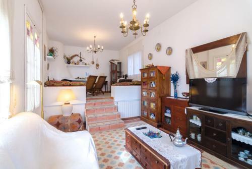 Lloret de Mar Villa Sleeps 6 With Pool And Free Wifi