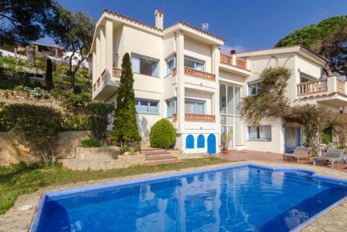 Lloret de Mar Villa Sleeps 6 With Pool And Free Wifi