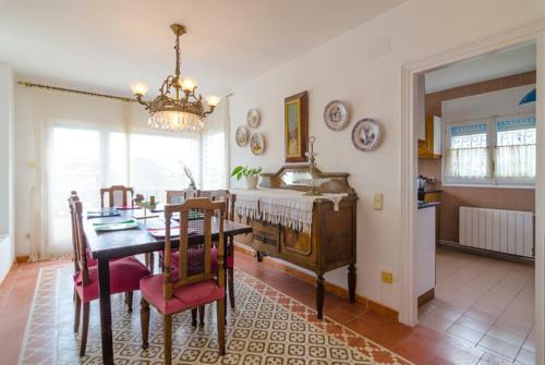 Lloret de Mar Villa Sleeps 6 With Pool And Free Wifi