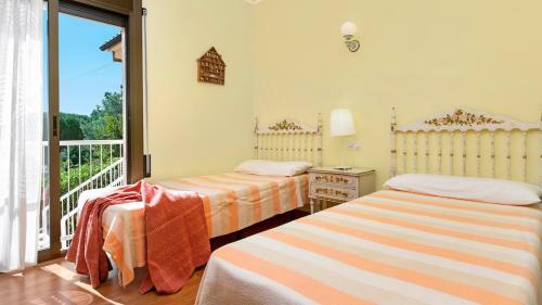 Lloret De Mar Villa Sleeps 8 With Pool