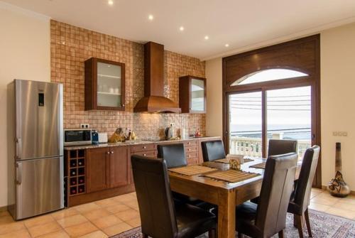 Lloret de Mar Villa Sleeps 10 Pool Air Con Wifi