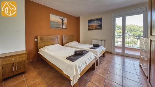 Lloret de Mar Villa Sleeps 18 Pool Wifi