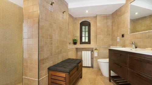 Lloret de Mar Villa Sleeps 8 With Pool Air Con And Wifi