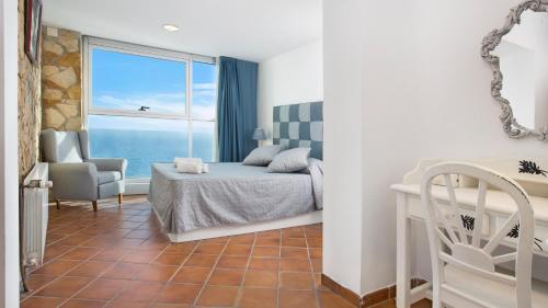 Lloret de Mar Villa Sleeps 8 With Pool Air Con And Wifi