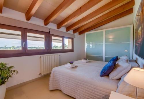 Llubi Holiday Home Sleeps 8 With Pool Air Con And Wifi