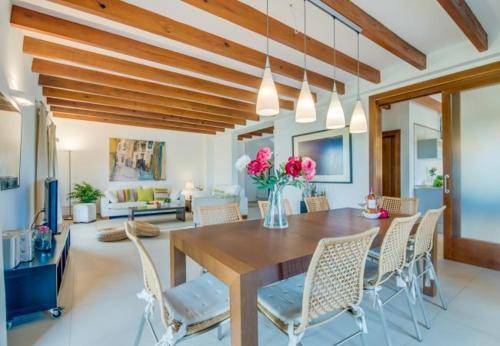 Llubi Holiday Home Sleeps 8 With Pool Air Con And Wifi