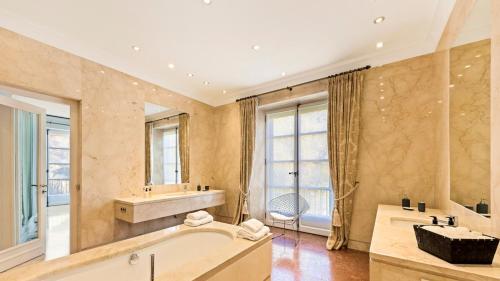 Marbella Villa Sleeps 12 With Pool And Air Con