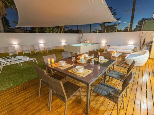 Beachfront 4 Bdrs. Ample Villa. Private Pool And Bbq