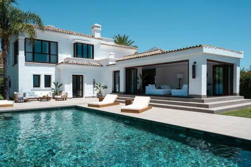 Designer Villa Luxury Cinema Pool View Nueva Andalucia