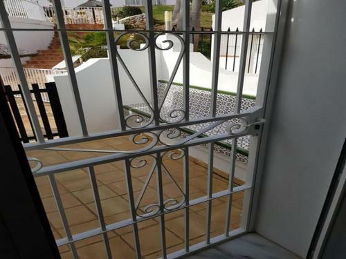 Sunny And Spacious Apartment With Own Entrance To Pool