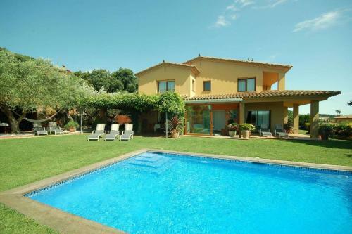 Mont-ras Villa Sleeps 8 With Pool Air Con And Wifi