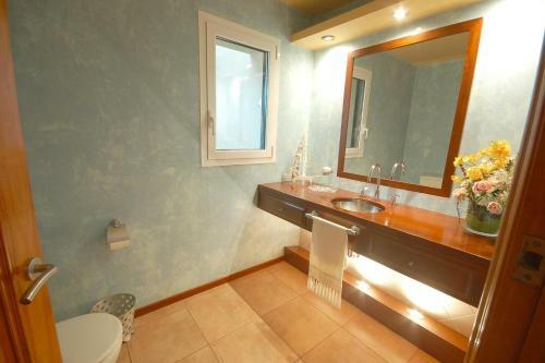 Mont-ras Villa Sleeps 8 With Pool Air Con And Wifi