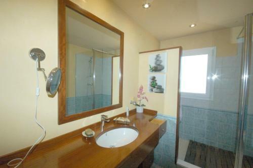 Mont-ras Villa Sleeps 8 With Pool Air Con And Wifi