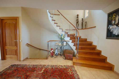 Mont-ras Villa Sleeps 8 With Pool Air Con And Wifi