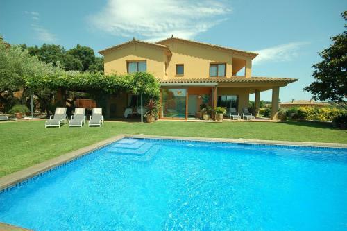 Mont-ras Villa Sleeps 8 With Pool Air Con And Wifi