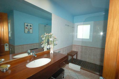 Mont-ras Villa Sleeps 8 With Pool Air Con And Wifi