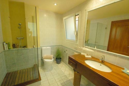 Mont-ras Villa Sleeps 8 With Pool Air Con And Wifi