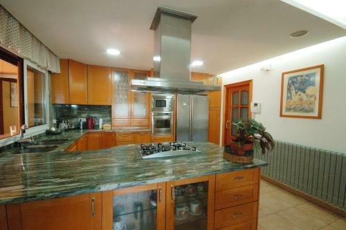 Mont-ras Villa Sleeps 8 With Pool Air Con And Wifi