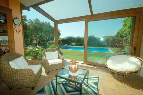 Mont-ras Villa Sleeps 8 With Pool Air Con And Wifi