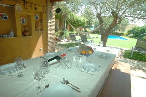 Mont-ras Villa Sleeps 8 With Pool Air Con And Wifi