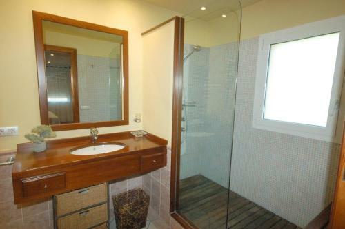 Mont-ras Villa Sleeps 8 With Pool Air Con And Wifi
