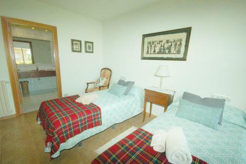 Mont-ras Villa Sleeps 8 With Pool Air Con And Wifi